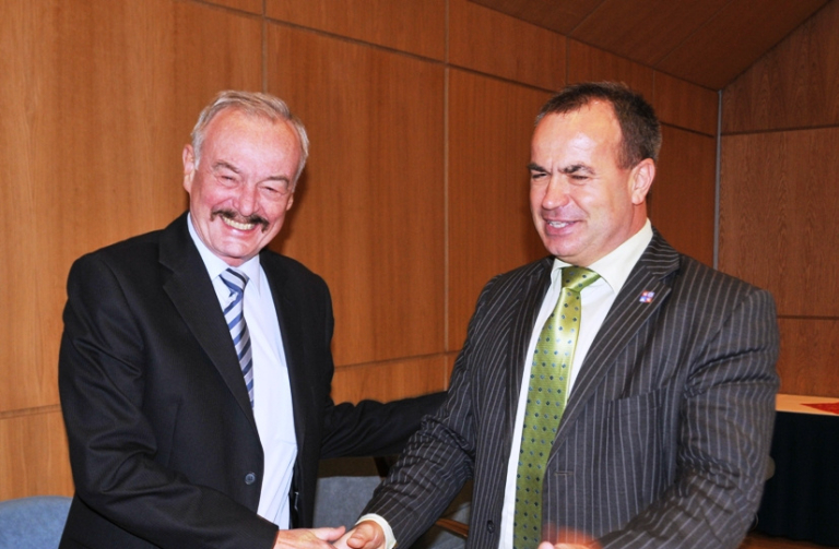 Hejtman LK Stanislav Eichler (vpravo) přivítal v sídle Libereckého kraje předsedu Senátu a senátora za Liberecko Přemysla Sobotku.